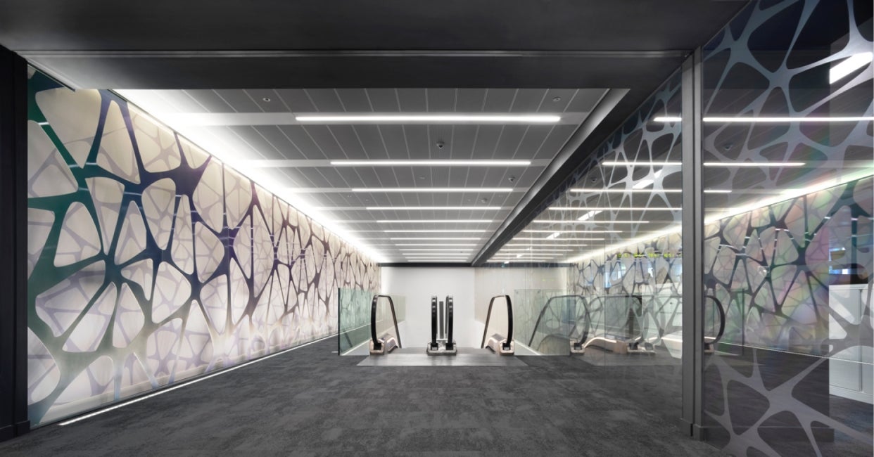 Escalator bay with patterned glass