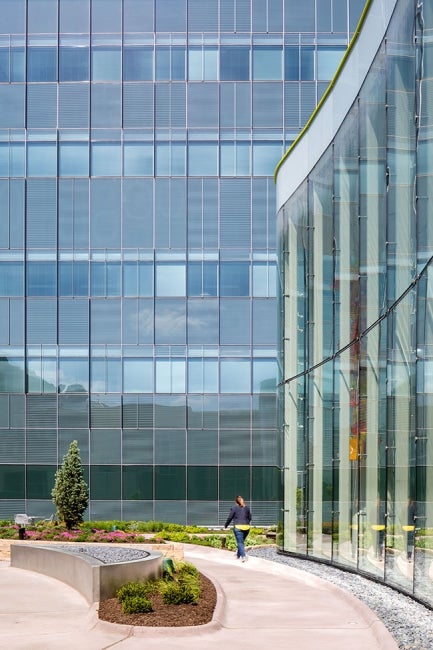 nebraska-medicine-unmc-fred-pamela-buffett-cancer-center-garden3