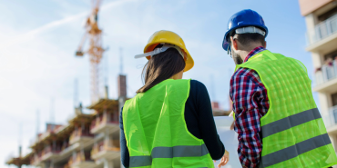 construction site 2 people collaborating